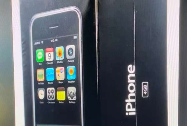 Venden un iPhone antiguo por un precio r&eacute;cord