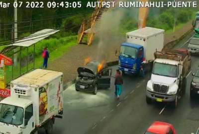Un veh&iacute;culo se incendi&oacute; en la Autopista General Rumi&ntilde;ahui