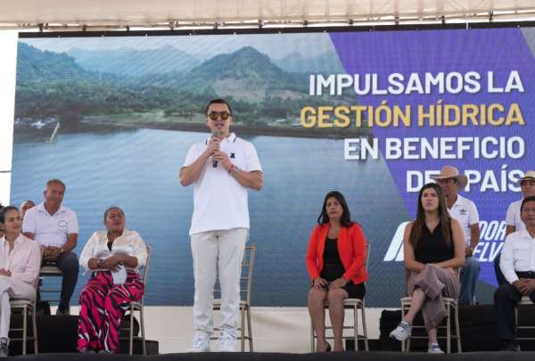 El presidente Daniel Noboa entreg&oacute; maquinaria para la atenci&oacute;n de emergencias en Manab&iacute;.