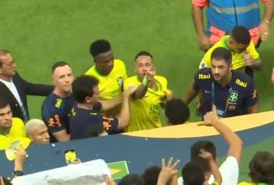 Neymar respondi&oacute; tras ser agredido con comida
