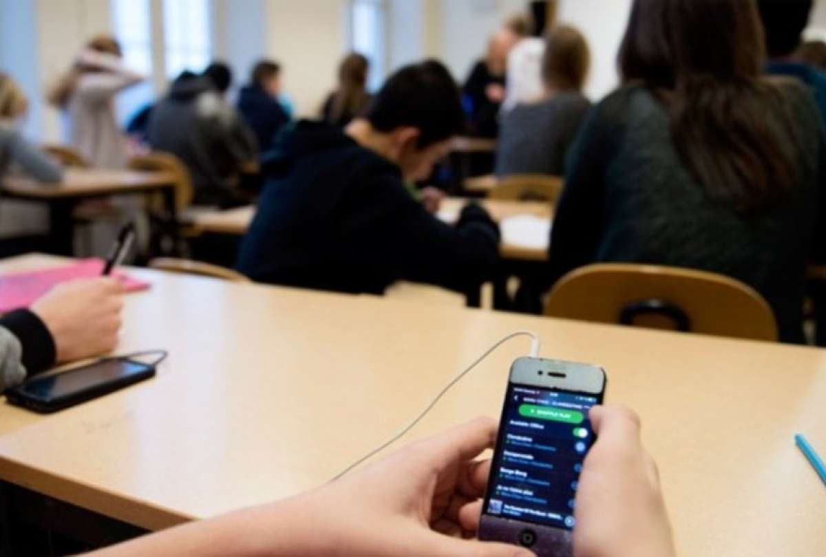 El Ministerio de Educación publicó la normativa legal para regular el uso de celulares en las instituciones educativas. 