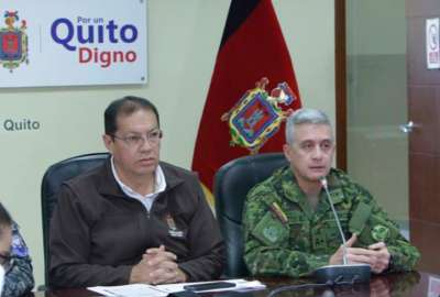 Santiago Guarderas (izq.) solicit&oacute; a las Fuerzas Armadas que contin&uacute;en con los operativos para controlar el orden.