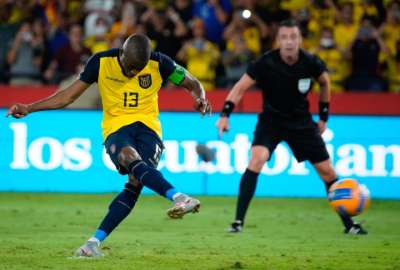 Enner Valencia ayud&oacute; a la escuela donde estudi&oacute;