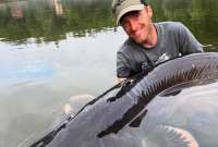 Jakub Vagner sostiene la cabeza del enorme bagre de casi tres metros que pescó en el embalse de Vranov.