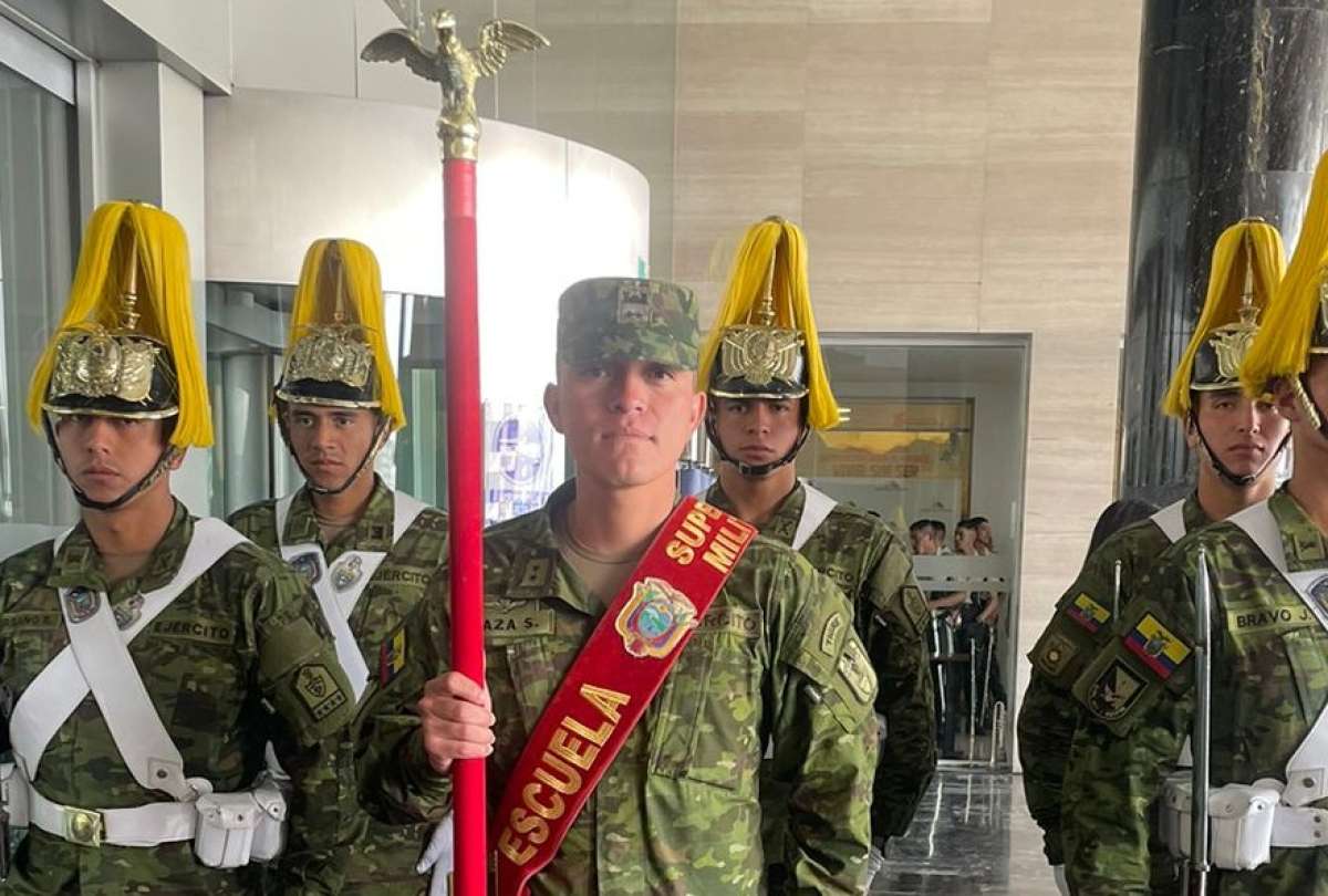 Militares rendirán honores al nuevo presidente Daniel Noboa.