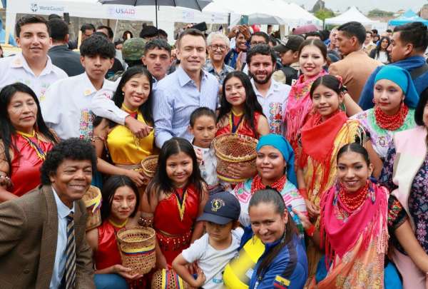 El presidente Daniel Noboa (centro) comparti&oacute; con agricultores y particip&oacute; en la entrega de herramientas para los peque&ntilde;os productores. 