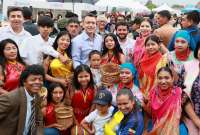 El presidente Daniel Noboa (centro) compartió con agricultores y participó en la entrega de herramientas para los pequeños productores.