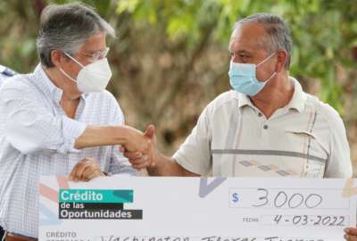 Guillermo Lasso (izq.) entreg&oacute; cr&eacute;ditos y t&iacute;tulos de propiedad para emprendedores