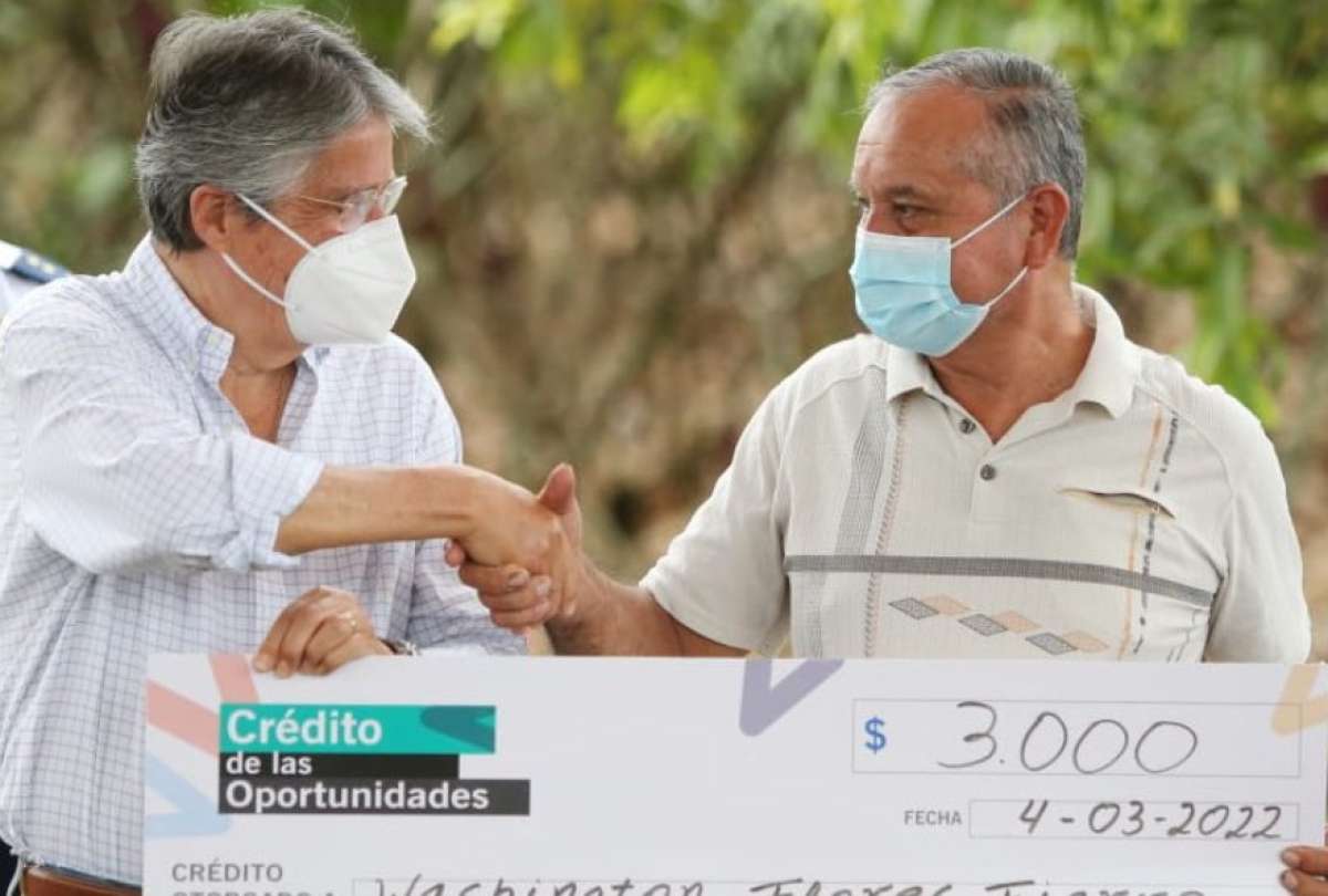 Guillermo Lasso (izq.) entregó créditos y títulos de propiedad para emprendedores