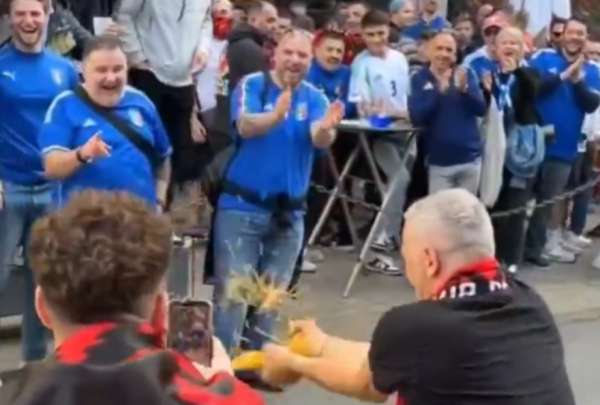 Un aficionado albano rompi&oacute; pasta frente a una multitud de italianos en Dortmund.