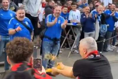 Un aficionado albano rompi&oacute; pasta frente a una multitud de italianos en Dortmund.