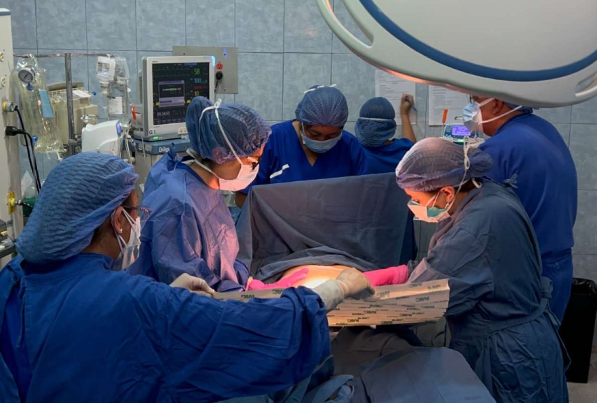 Despu&eacute;s de la cirug&iacute;a, la paciente pas&oacute; a terapia intensiva para recuperaci&oacute;n y monitoreo.