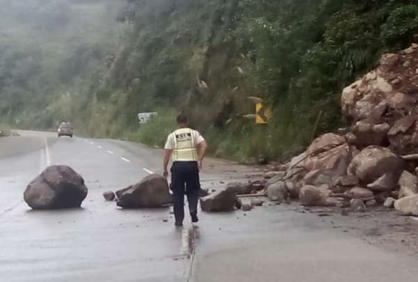 El Ministerio de Transporte intervino con maquinaria en la v&iacute;a Cuenca - Molleturo - El Empalme.