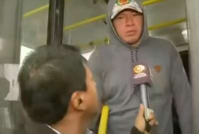 El periodista de Latina subi&oacute; al bus para entrevistar a un pasajero, pero qued&oacute; atrapado cuando el veh&iacute;culo arranc&oacute;. 