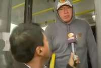 El periodista de Latina subió al bus para entrevistar a un pasajero, pero quedó atrapado cuando el vehículo arrancó.