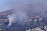 Reactivación de incendio forestal en Quito genera presencia de humo en la ciudad