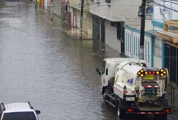 Las lluvias provocaron acumulaci&oacute;n de agua en 27 sectores de Guayaquil.