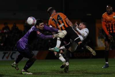 Futbolista anot&oacute; un gol con la mano en la FA Cup
