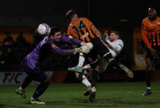 Futbolista anot&oacute; un gol con la mano en la FA Cup