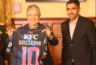 El presidente Guillermo Lasso muestra la camiseta que le entreg&oacute; Cristian Pellerano (der.) en la ceremonia en Carondelet.