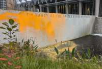 La Embajada de Estados Unidos en Londres qued&oacute; pintada de color naranja. 