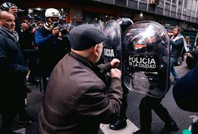Una persona se enfrenta a la Polic&iacute;a durante una manifestaci&oacute;n este mi&eacute;rcoles, en Buenos Aires (Argentina).