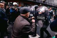 Una persona se enfrenta a la Policía durante una manifestación este miércoles, en Buenos Aires (Argentina).