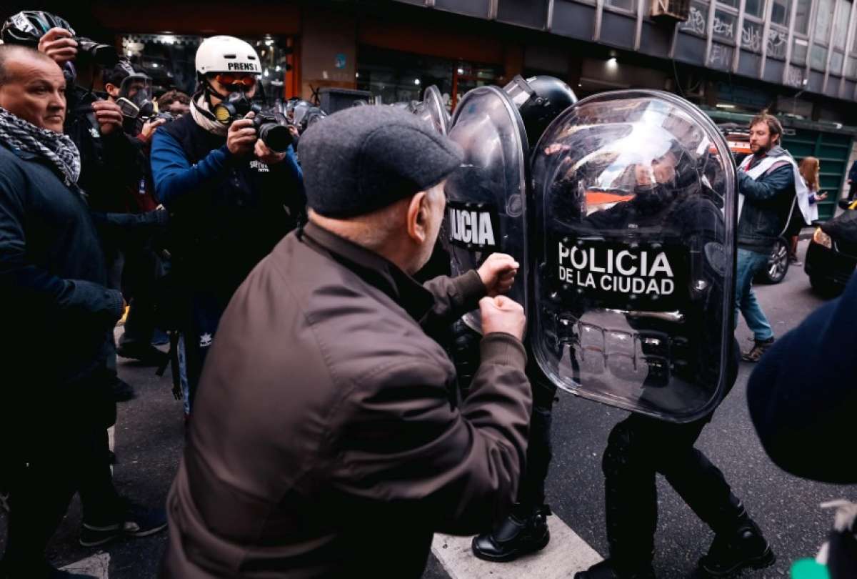 Una persona se enfrenta a la Policía durante una manifestación este miércoles, en Buenos Aires (Argentina).