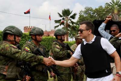 El primer mandatario cumpli&oacute; agenda en El Oro y salud&oacute; a los militares de esa provincia. 