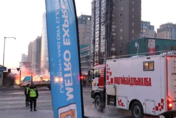 Tres miembros del Cuerpo de Bomberos de Mongolia perdieron la vida en el incendio y posterior explosi&oacute;n del cami&oacute;n.