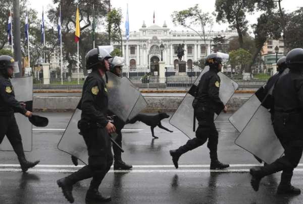 El ministro del Interior, Juan Jos&eacute; Santiv&aacute;&ntilde;ez, reconoci&oacute; la magnitud de la crisis. 
