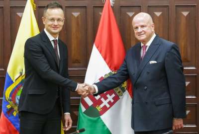 P&eacute;ter Szijj&aacute;rt&oacute;, ministro de Asuntos Exteriores de Hungr&iacute;a, en la reuni&oacute;n con el vicepresidente Alfredo Borrero.