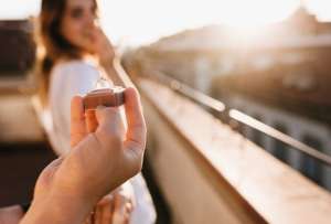 Un hombre, fanático de los Dodgers, decidió proponerle matrimonio a su pareja, pero no salió bien.