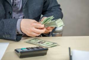 Los representantes de las instituciones, entidades y empresas que conforman el sector p&uacute;blico impartir&aacute;n las instrucciones necesarias a trav&eacute;s de sus departamentos o unidades administrativas y financieras, para que se hagan los ajustes necesarios para el cumplimiento del acuerdo ministerial.