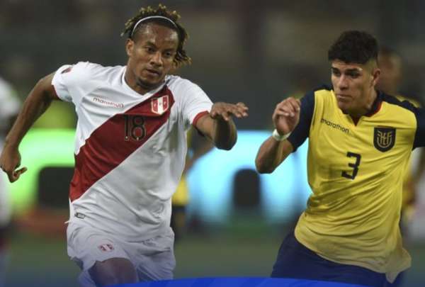 Piero Hincapi&eacute; (der.) se destac&oacute; en la Tri durante el partido en Lima, Per&uacute;