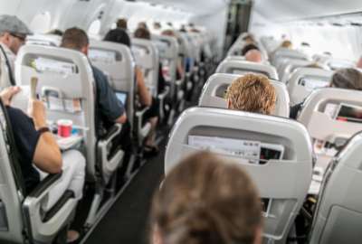 El avión regresó al aeropuerto de Perth luego de identificar a un hombre desnudo a bordo del vuelo.