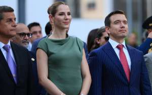 La primera dama Lavinia Valbonesi y el presidente Daniel Noboa, en la sesi&oacute;n solemne por los 204 a&ntilde;os de fundaci&oacute;n de Portoviejo. 