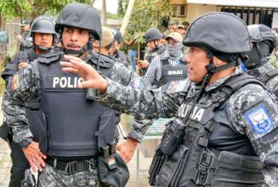 V&iacute;ctor Z&aacute;rate (izq.), comandante de la Zona 8, durante un operativo en Guayaquil. 