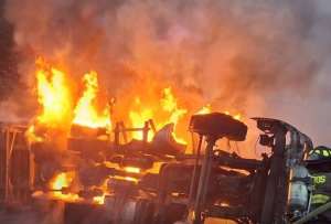  Un fuerte accidente en el cantón Mejía provocó el cierre total de la vía Alóag - Santo Domingo. Uno de los vehículos involucrados se incendió tras el impacto.