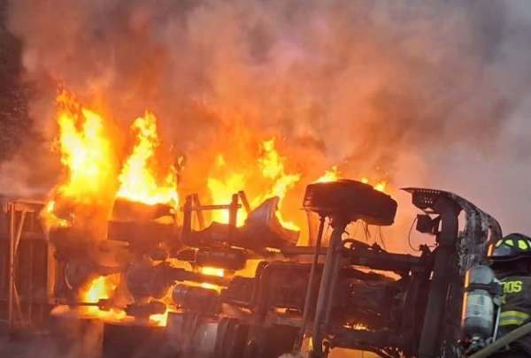  Un fuerte accidente en el cant&oacute;n Mej&iacute;a provoc&oacute; el cierre total de la v&iacute;a Al&oacute;ag - Santo Domingo. Uno de los veh&iacute;culos involucrados se incendi&oacute; tras el impacto.