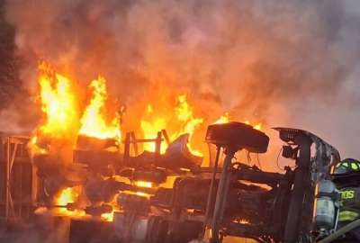  Un fuerte accidente en el cant&oacute;n Mej&iacute;a provoc&oacute; el cierre total de la v&iacute;a Al&oacute;ag - Santo Domingo. Uno de los veh&iacute;culos involucrados se incendi&oacute; tras el impacto.