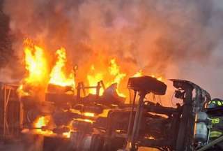 Veh&iacute;culo se incendia tras choque en la v&iacute;a Al&oacute;ag - Santo Domingo