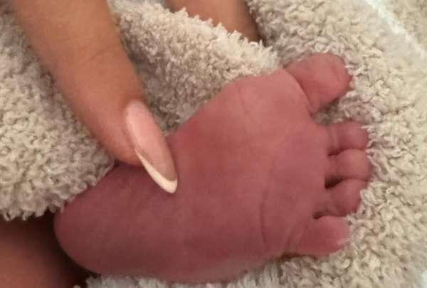 La pareja comparti&oacute; la noticia en Instagram, publicando una tierna foto del pie del beb&eacute;.