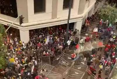 Manifestantes se toman la Gobernaci&oacute;n de Tungurahua