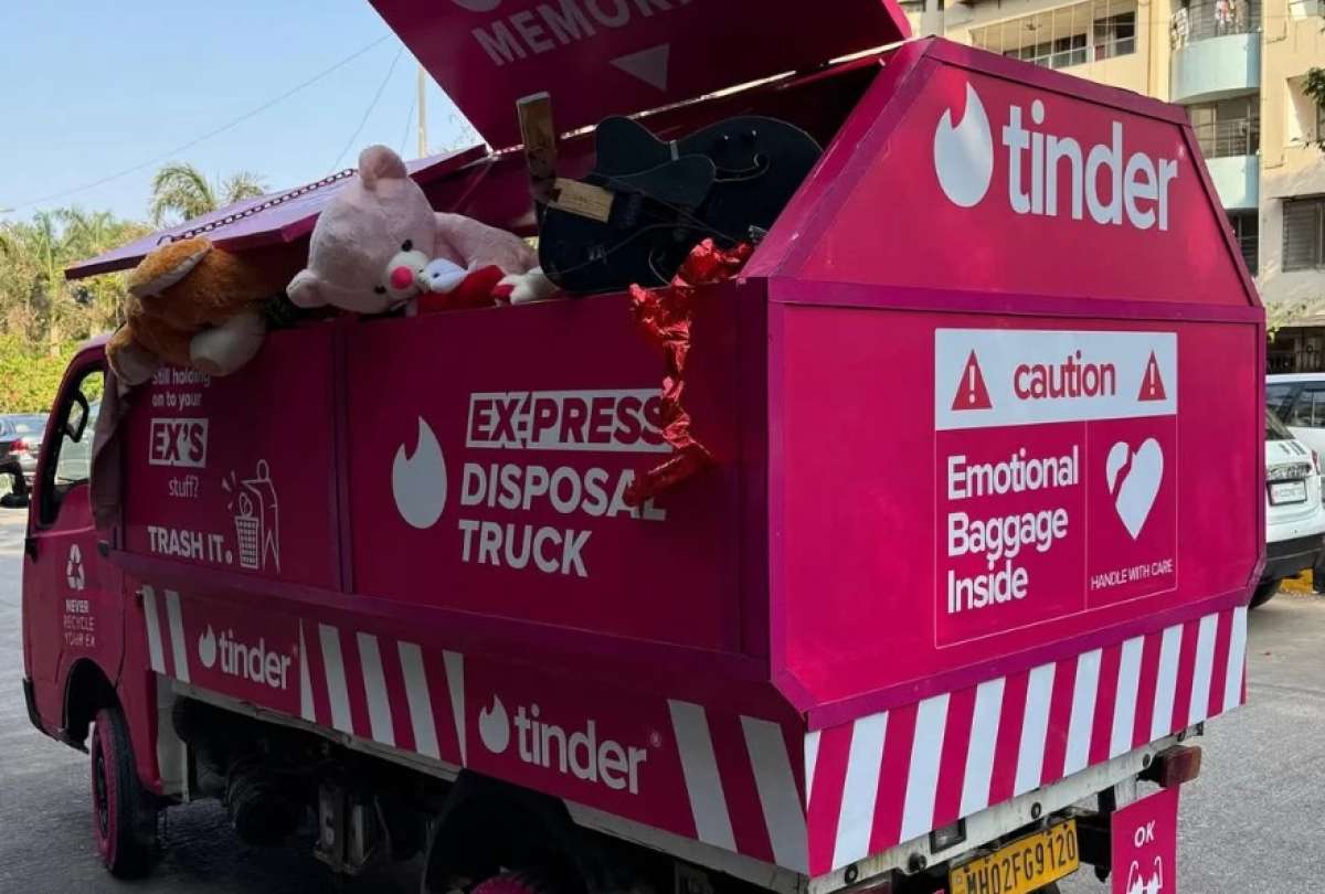 Deja atrás todos los recuerdos de tu ex. Tinder promociona un camión para botar lo que te regaló el innombrable. 