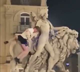 Turista rompe una estatua reci&eacute;n restaurada en Bruselas
