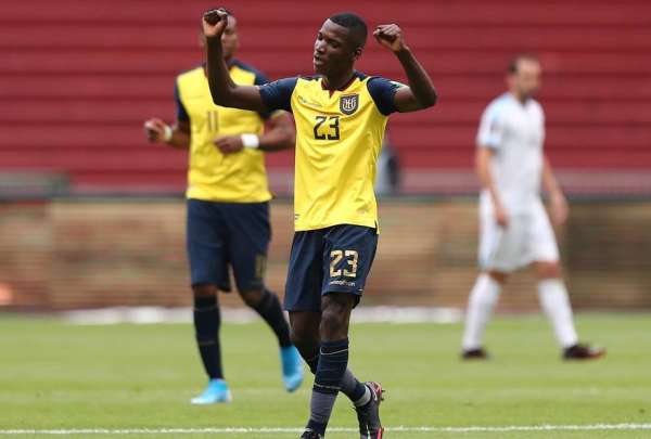 Del Mundial a su barrio, Mois&eacute;s Caicedo fue a &lsquo;pelotear&rsquo; con su gente
