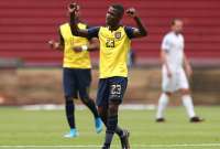 Del Mundial a su barrio, Mois&eacute;s Caicedo fue a &lsquo;pelotear&rsquo; con su gente