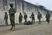 Militares usan equipos tecnol&oacute;gicos para detectar t&uacute;neles o caletas en c&aacute;rceles.
