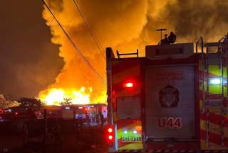 Voraz incendio se registra en una f&aacute;brica de pallets en Guayaquil